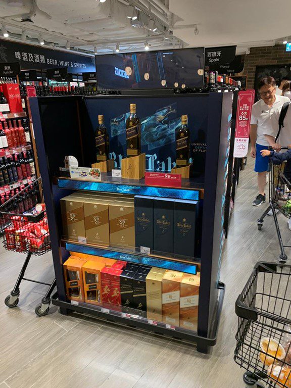 eShelf stretch screen in a spirits retail display